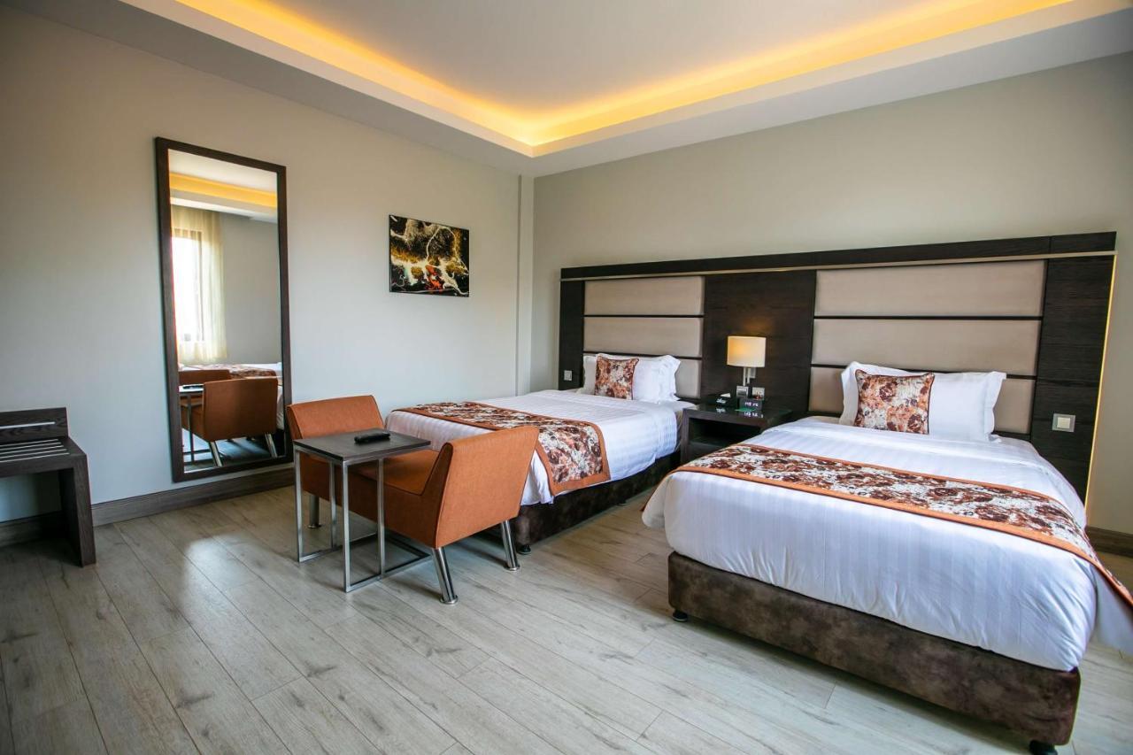 ดิ เอเธนา โฮเต็ล Hotel คัมพาลา ภายนอก รูปภาพ