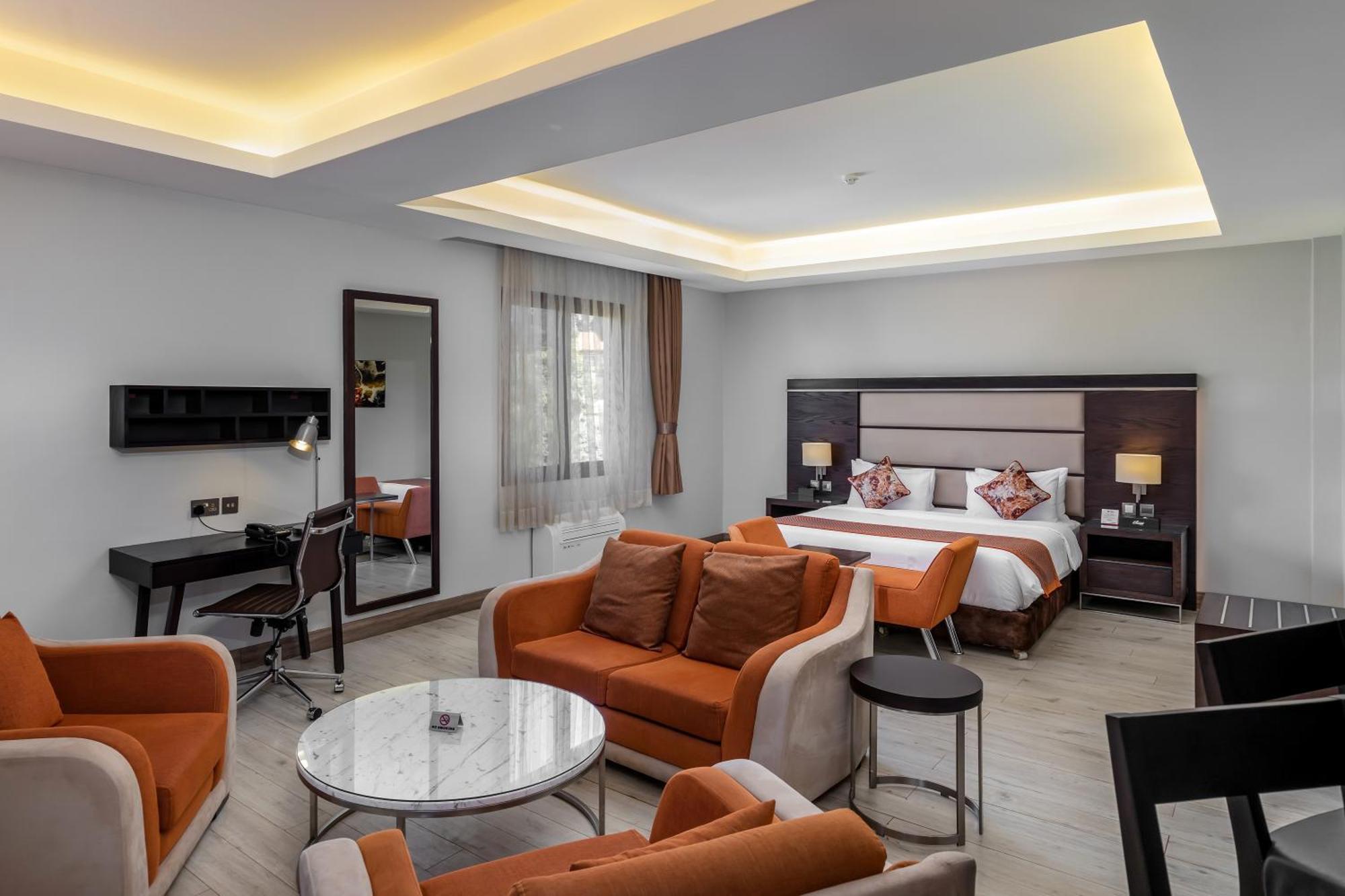ดิ เอเธนา โฮเต็ล Hotel คัมพาลา ภายนอก รูปภาพ